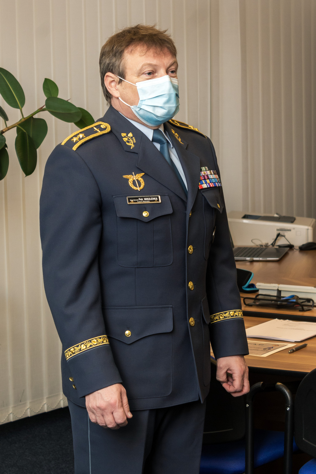 Velitel Vzdušných sil AČR generálmajor Petr Mikulenka poděkoval dosavadnímu veliteli za práci a jeho nástupci popřál mnoho úspěchů.
