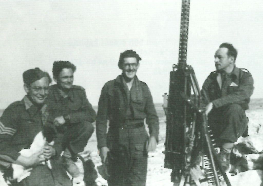 Jaroslav Selner (první zprava) s příslušníky své jednotky v Tobruku v roce 1942.
