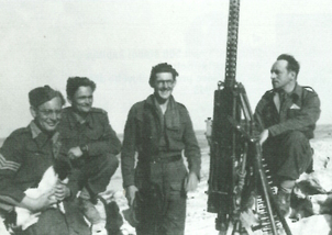 Jaroslav Selner (první zprava) s příslušníky své jednotky v Tobruku v roce 1942.