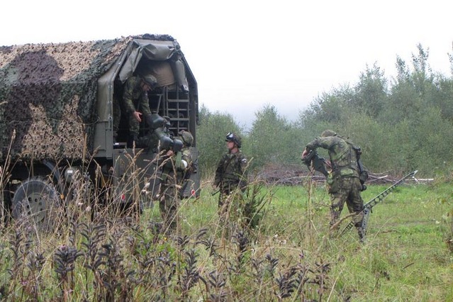 Nakládání přenosného kompletu RBS-70 na nákladní automobil Tatra
