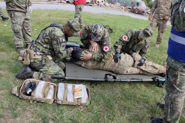 Probíhá kontrola zadní části těla pacienta