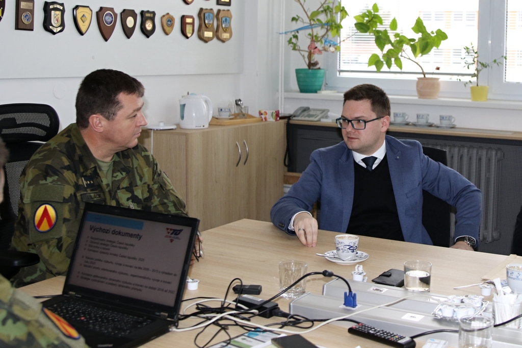 Velitel strakonického útvaru plukovník Ján Sedliačik a ředitel Vojenského technického ústavu Jiří Protiva diskutovali o současné i budoucí spolupráci. 