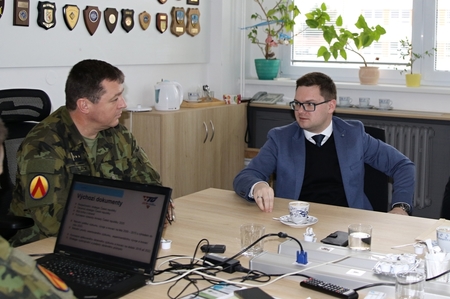 Velitel strakonického útvaru plukovník Ján Sedliačik a ředitel Vojenského technického ústavu Jiří Protiva diskutovali o současné i budoucí spolupráci. 