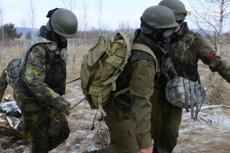 Studenti univerzity se ocitli pod palbou. V roli vojenských zdravotníků obstáli