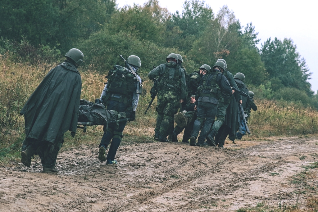 Během vojenského výcviku si civilisté vyzkoušeli také transport raněného