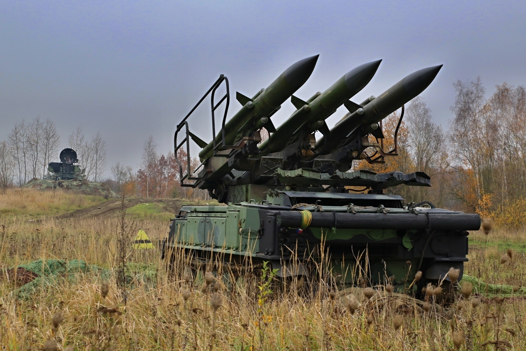 Rakety jsou na nepřátelské vzdušné cíle naváděny pomocí řídícího a naváděcího radiolokátoru SURN CZ (v pozadí).
