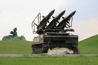 Odpalovací zařízení s raketami a radiolokátor – hlavní součásti zbraňového systému 2K12 KUB.