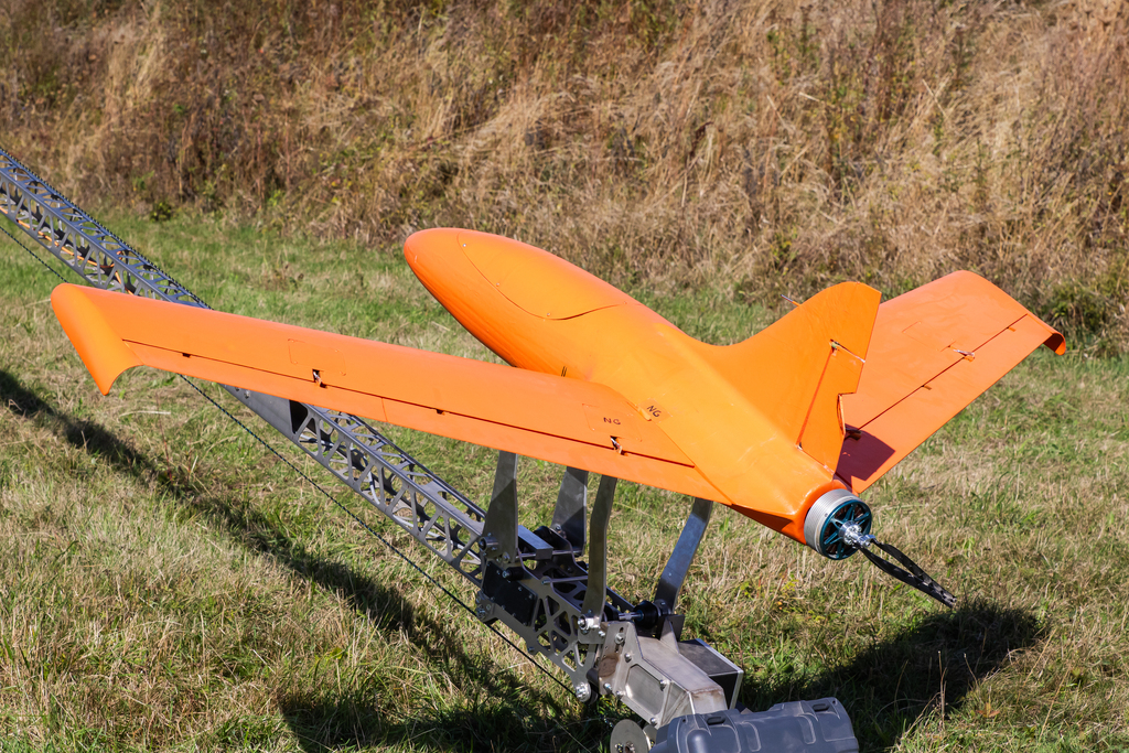 Prototyp nového imitátoru vzdušného cíle, na který vojáci při cvičení působili