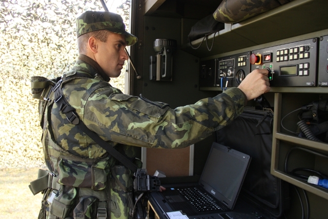Starší operátor družstva radiolokačního průzkumu rotný Pavel Houška při obsluze průzkumného čidla RVR