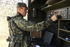 Starší operátor družstva radiolokačního průzkumu rotný Pavel Houška při obsluze průzkumného čidla RVR