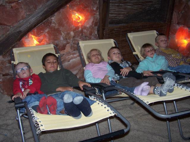 Děti navštěvují solnou jeskyni