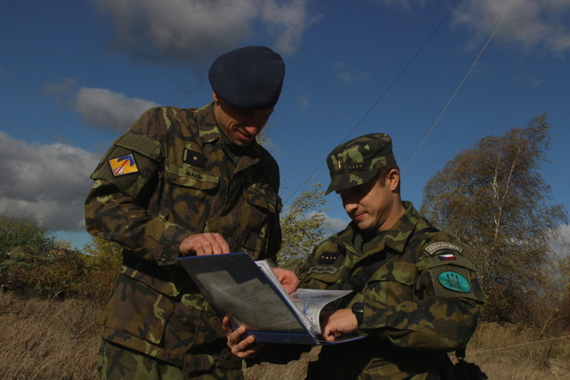 Major Lukáš Málek při kontrole výcviku. Jednotce v Žatci velel kapitán Luděk Šimánek (vpravo) 