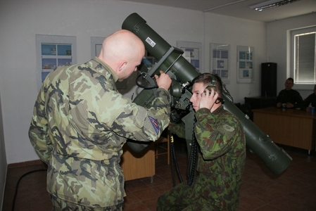 Litevští operátoři trénovali na trenažéru protiletadlového kompletu RBS-70 zachytávání cílů