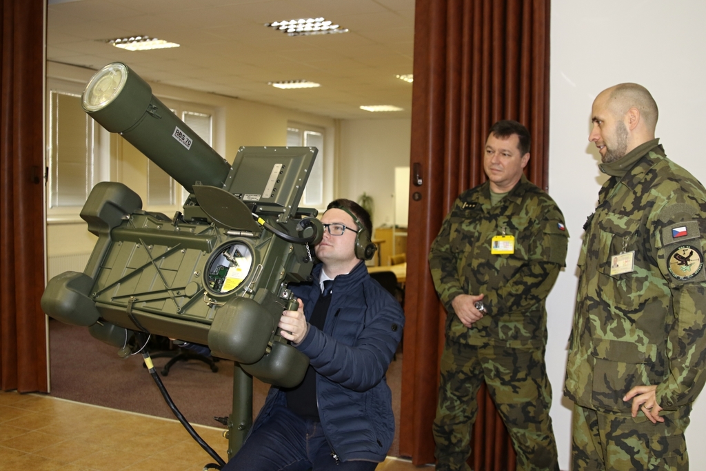 Jiří Protiva si během návštěvy strakonického útvaru vyzkoušel, jak na trenažéru probíhá výcvik operátora protiletadlového kompletu RBS-70. 