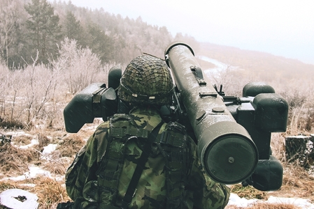 Operátor při výcviku zachytávání vzdušných cílů. 