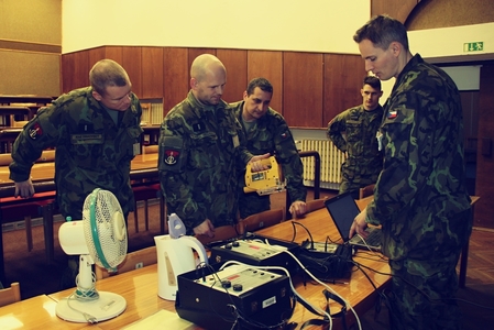 Praktické ukázky a nácviky pomáhají účastníkům kurzu lépe vstřebat náročnou teorii. 