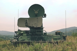Řídící a naváděcí radiolokátor SURN CZ slouží k zachycení a identifikaci vzdušných cílů Následně navádí rakety na nepřátelské vzdušné cíle. 