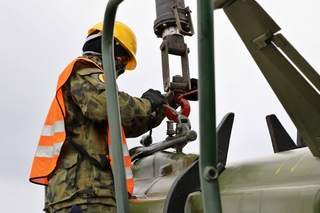 Připevnění rakety k ramenu jeřábu