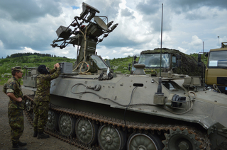 Příslušníci střediska kontroly a seřizování se starají také o protiletadlové raketové komplety S-10M2D (foceno před povinností nosit roušku).