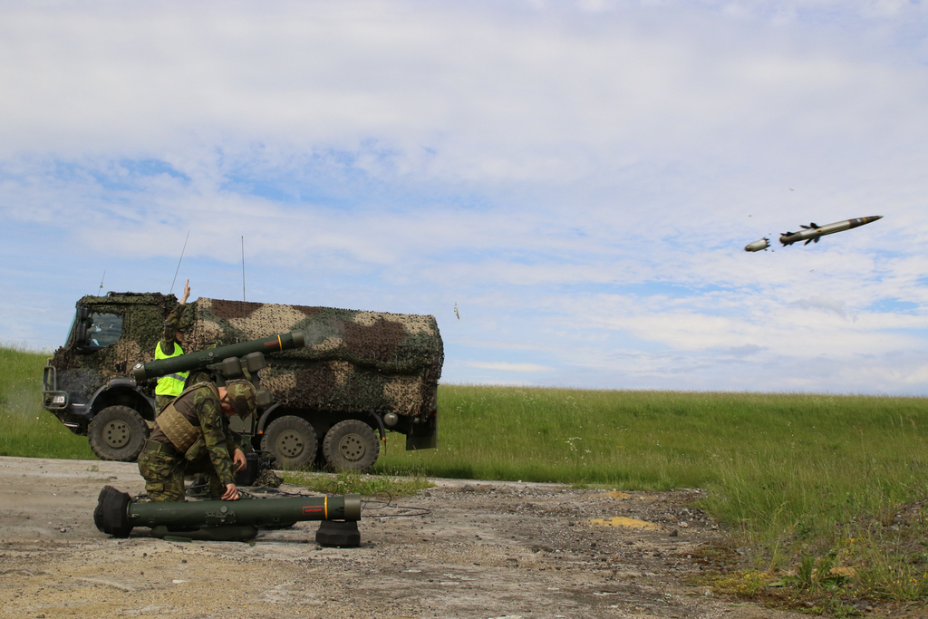 Osm raket vojáci vypálili z protiletadlových raketových kompletů RBS-70.