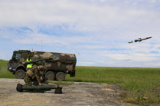 Osm raket vojáci vypálili z protiletadlových raketových kompletů RBS-70.