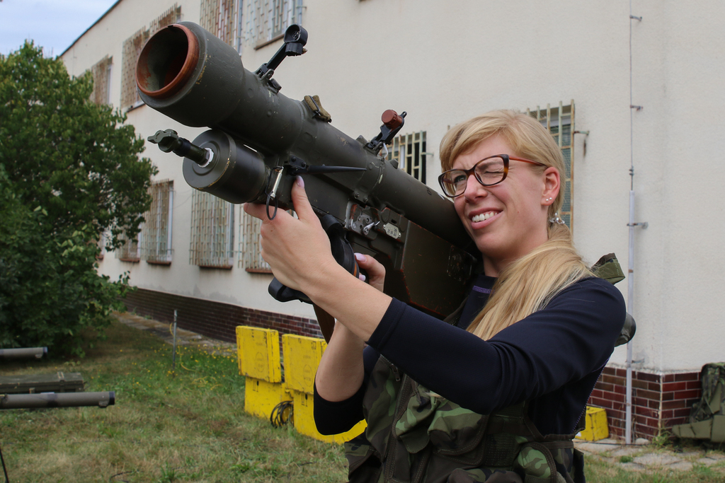 Na trenažéru protiletadlového kompletu S-2M si vyzkoušeli, jak sestřelit nepřátelské letadlo.