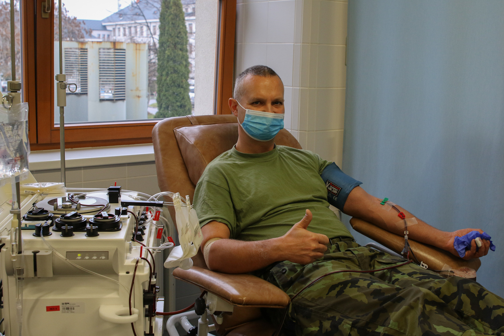Protože sám koronavirus prodělal, daroval nadporučík Kopřiva rekonvalescentní plazmu.