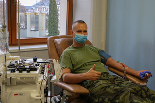 Protože sám koronavirus prodělal, daroval nadporučík Kopřiva rekonvalescentní plazmu.