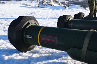 Munice – rakety pro protiletadlové komplety RBS-70, se kterými strakoničtí vojáci střeží vzdušný prostor.