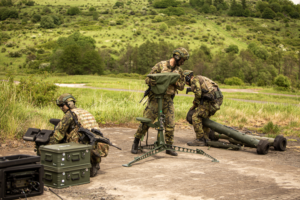Příprava protiletadlového kompletu RBS-70NG v palebném postavení.