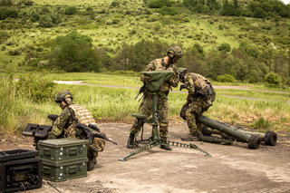 Příprava protiletadlového kompletu RBS-70NG v palebném postavení.
