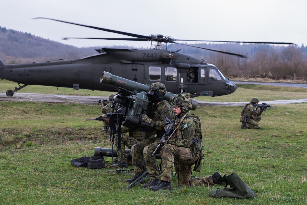 Aeromobilní zasazení protiletadlového družstva RBS-70NG pomocí vrtulníku Black Hawk.