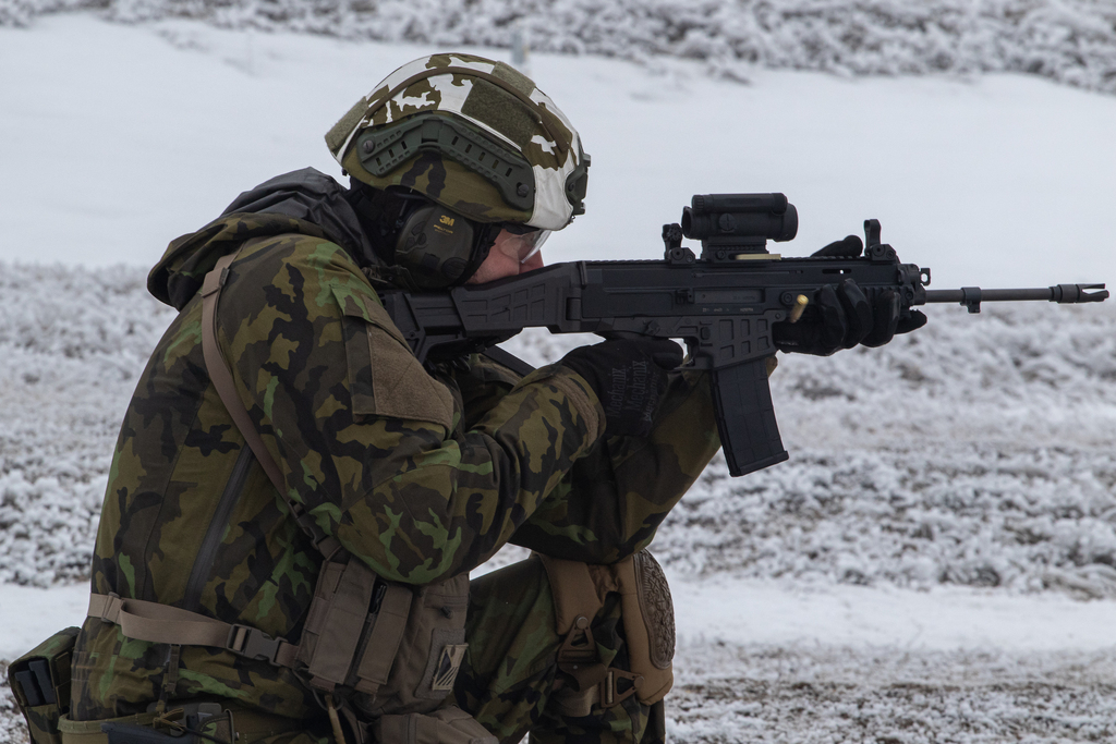 Cvičili střelbu i z nízkého kleku.