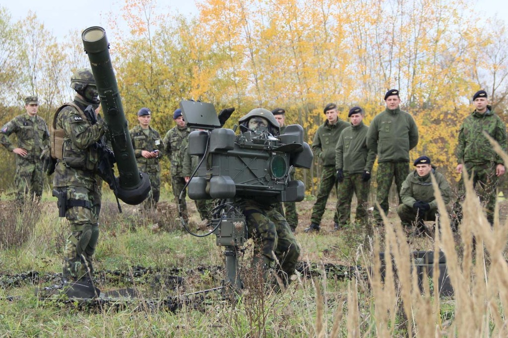 Přebíjení protiletadlového raketového kompletu RBS-70