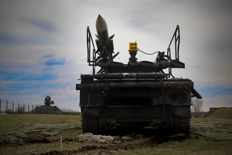 Bojové prvky protiletadlového raketového komplexu 2K12 KUB – odpalovací zařízení 2P25, v pozadí řídící a naváděcí radiolokátor SURN CZ. 