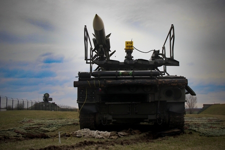 Bojové prvky protiletadlového raketového komplexu 2K12 KUB – odpalovací zařízení 2P25, v pozadí řídící a naváděcí radiolokátor SURN CZ. 