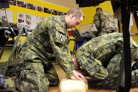 Vojáci na figuríně nacvičují resuscitaci