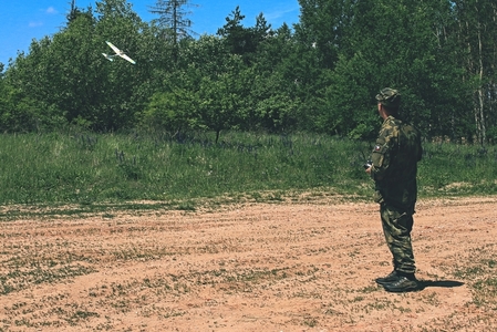 Operátoři zachytávají také model letadla