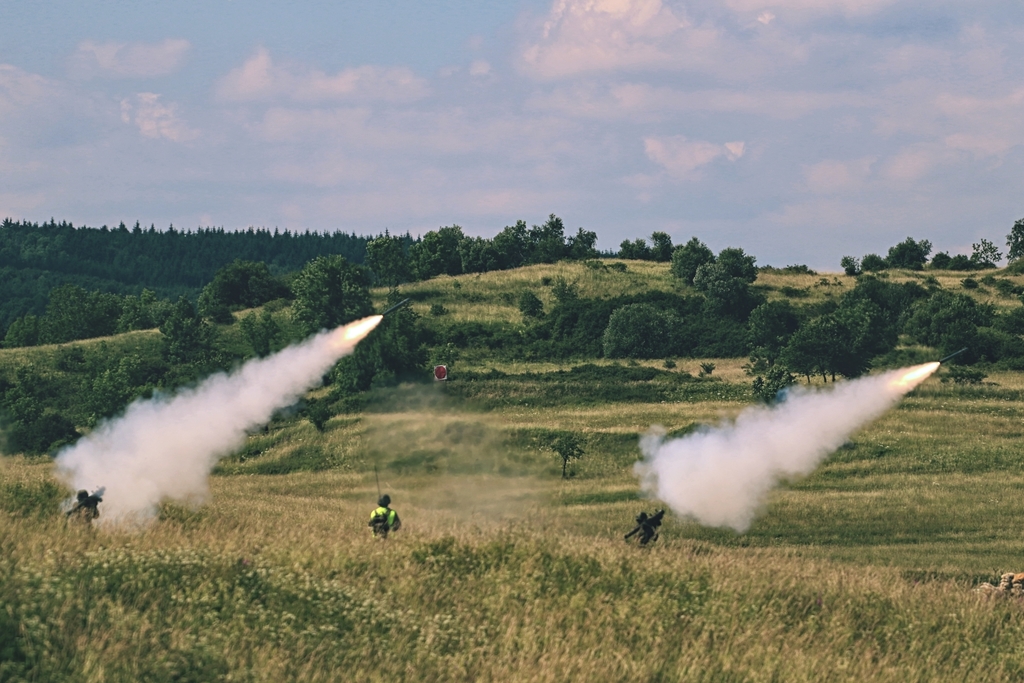 Ničení cíle salvou z protiletadlových raketových kompletů S-2M. 