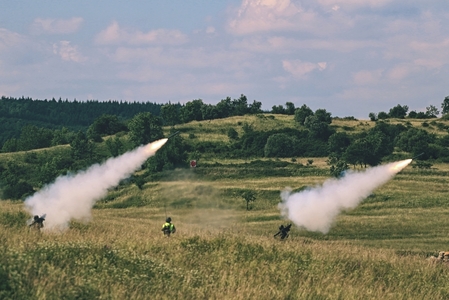 Ničení cíle salvou z protiletadlových raketových kompletů S-2M. 