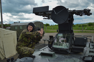 Komplety S-10M2D vojáci připravují a kontrolují před bojovými střelbami (foceno před povinností nosit roušku).