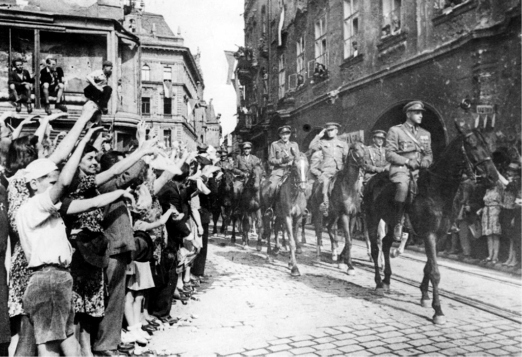Plukovník gšt. Jaroslav Selner vjíždí včele své brigády na Staroměstské náměstí v Praze při slavnostní přehlídce 17. května 1945
