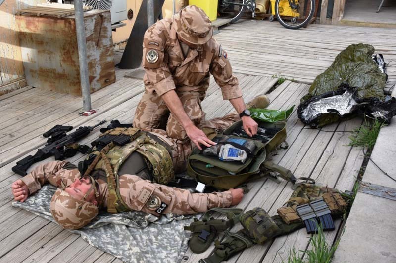 Příslušníci jednotky Guardian Angels museli být schopni, v případě potřeby, poskytnout první pomoc zraněnému.