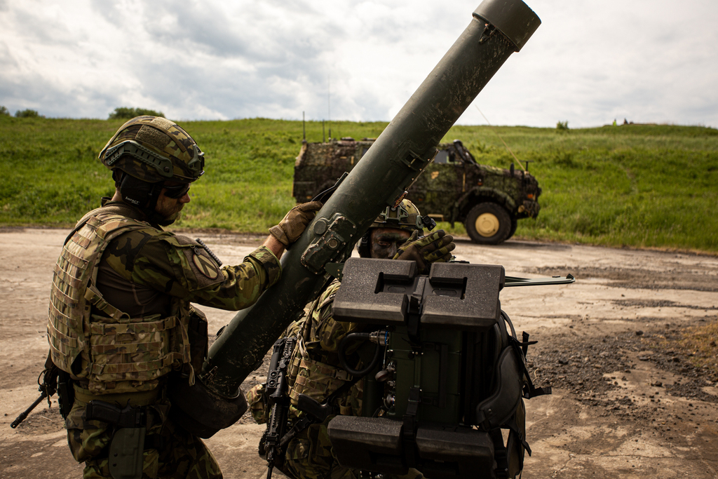 Nabíjení protiletadlového kompletu RBS-70NG.
