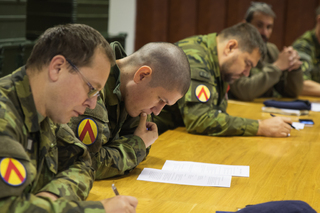 Teoretické znalosti vojáků prověřil písemný test.