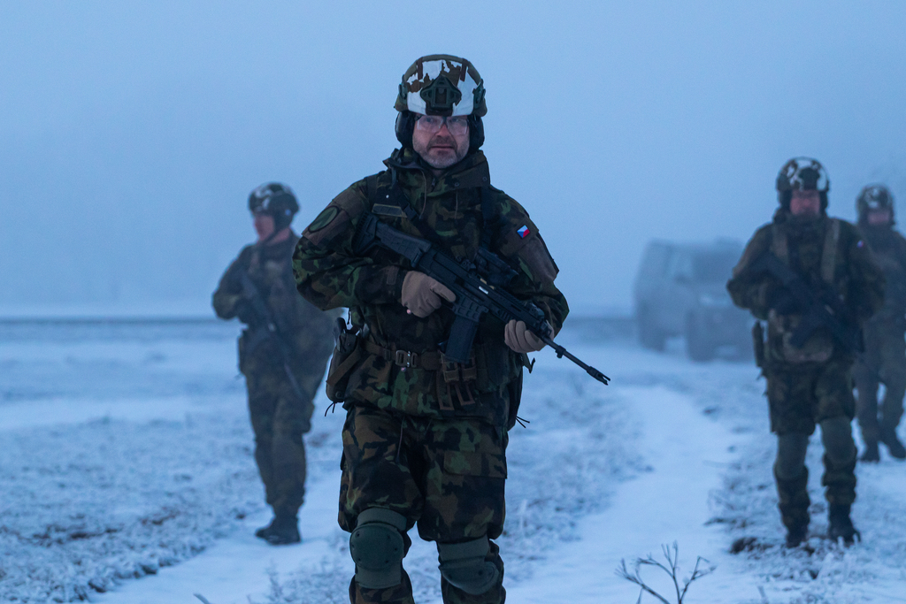 Při výcviku na Doupově se vojáci museli vypořádat s teplotami kolem -10°C.