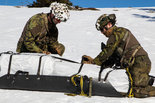  Pro transport techniky používali vojáci nosítka