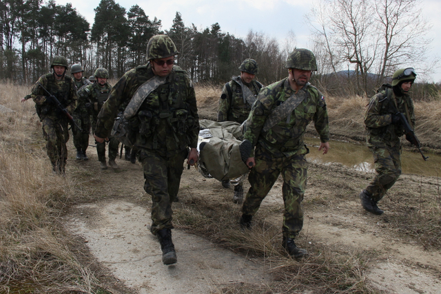 Transport raněného důkladně prověří fyzičku účastníků výcviku