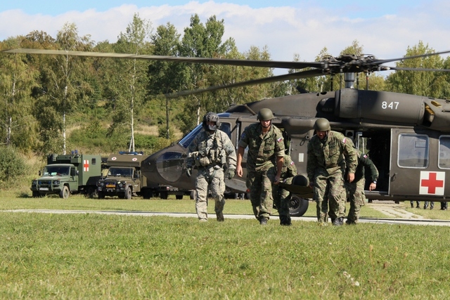 Vojenští zdravotníci nacvičovali transport raněného americkým vrtulníkem Black Hawk