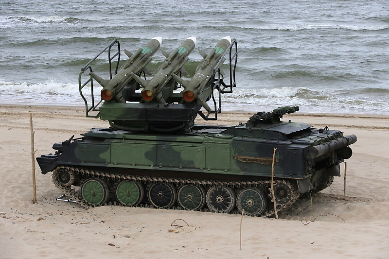 Na lafetě odpalovacího zařízení 2P25 jsou umístěny tři ostré rakety 3M9M3E. 
